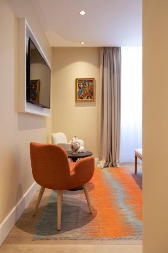 TV a/nebo společenská místnost v ubytování Hotel La Mère Germaine