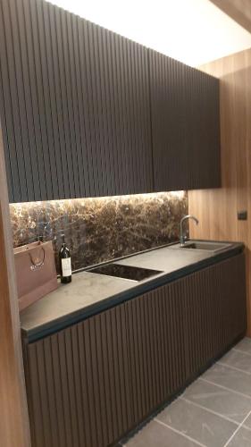 Η κουζίνα ή μικρή κουζίνα στο Select Woodside Residence & Spa