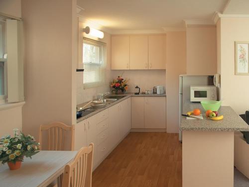 Cucina o angolo cottura di The Peninsula Riverside Serviced Apartments