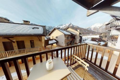 LUMINEUX 30 m avec BALCON- CENTRE VILLAGE