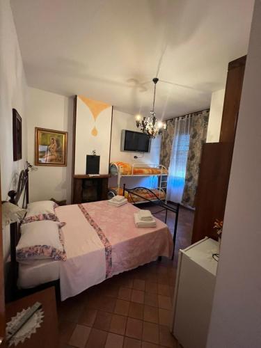 a hotel room with a bed and a television at B&B La Veronica in Pianillo