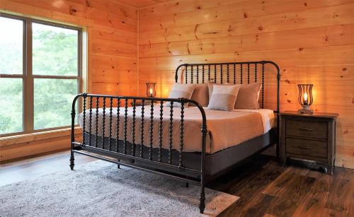een slaapkamer met een bed in een houten muur bij Woodland Cove in Waldens Creek