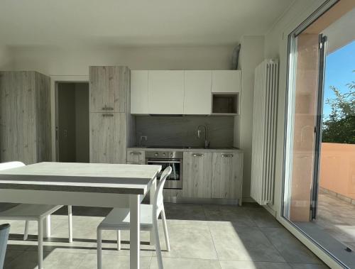 Kuchyň nebo kuchyňský kout v ubytování Appartamento confortevole, silenzioso con vista, centro raggiungibile a piedi come i ristoranti