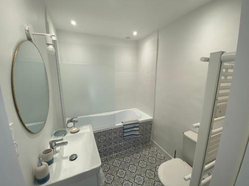 A bathroom at Maison, Centre-ville, 6 lits, terrasse & parking