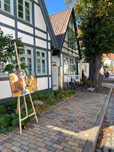 a painting on an easel in front of a house at Birnbom Warnemünde in Warnemünde