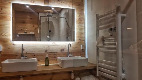 baño con 2 lavabos y espejo grande en Vue imprenable et jacuzzi 4 Etoiles, en Bagnères-de-Bigorre