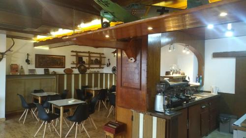 ein Restaurant mit Tischen und Stühlen in einem Zimmer in der Unterkunft Osteria Mediterranean in Freirachdorf