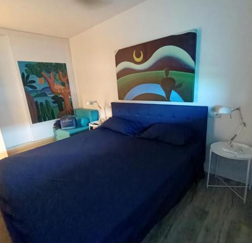 カルボネラスにあるVENTANA AL MARのベッドルーム1室(青いベッド1台付)