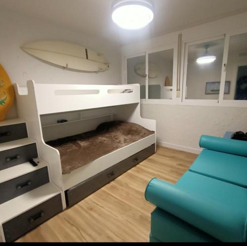 カルボネラスにあるVENTANA AL MARのベッド1台(壁にサーフボード付)が備わる客室です。