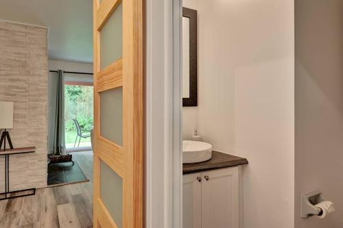 y baño con lavabo blanco y espejo. en *Nouveauté* Foyer au bois, Plage, Montagne et + en Magog-Orford
