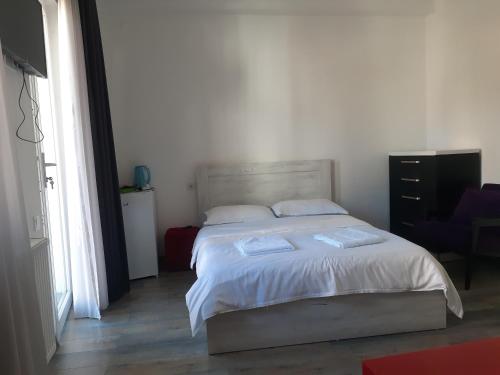 um quarto com uma cama com duas toalhas em Family house em Borjomi