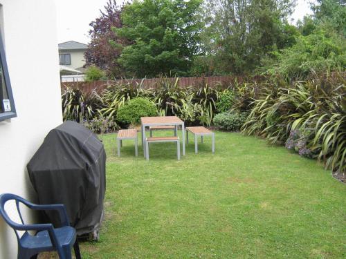 a table and two chairs in a yard at Bella Vista Motel Rotorua in Rotorua