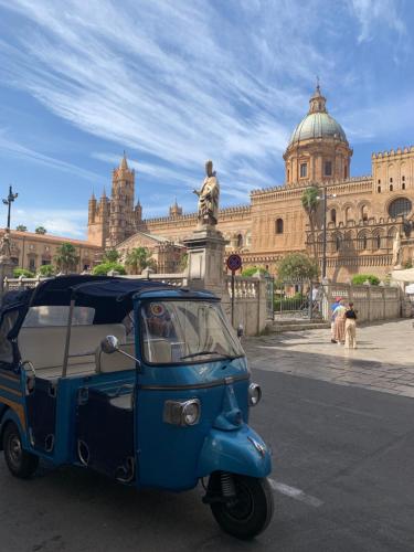 a small blue car parked in front of a building at Casa Marconi in Aragona