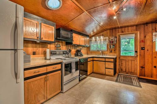 にあるPlum Creek Retreat with Beach near Johnson Lakeのギャラリーの写真