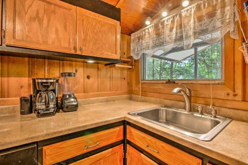 una cocina con fregadero y encimera en Plum Creek Retreat with Beach near Johnson Lake, 