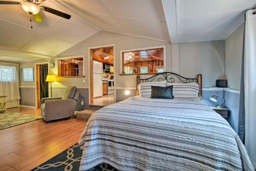 Un dormitorio con una cama grande en una habitación. en Plum Creek Retreat with Beach near Johnson Lake, 