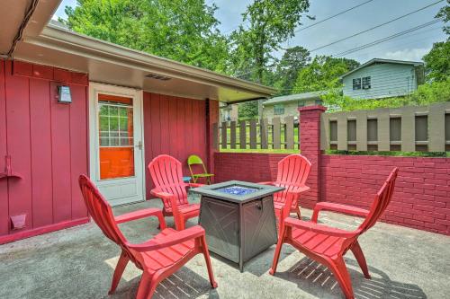 Vibrant, Pet-Friendly Apt with Fire Pit and Yard! – Photos 2