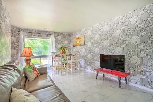 Vibrant, Pet-Friendly Apt with Fire Pit and Yard! – Photos 3