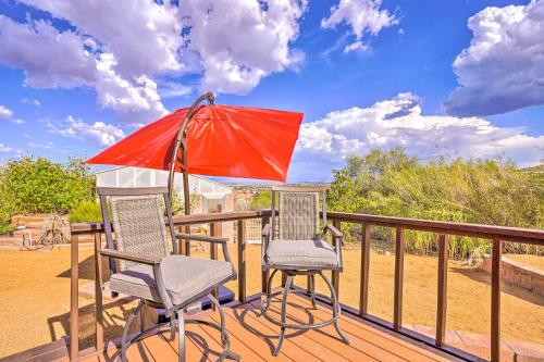 Un balcón o terraza de Modern Clarkdale Tiny Home on Mingus Mountain