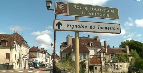 a street sign in a town with houses at Appartement spacieux et lumineux au centre ville in Tonnerre