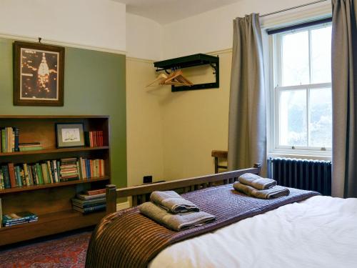 um quarto com uma cama com duas almofadas em Kingswood em Whitehaven