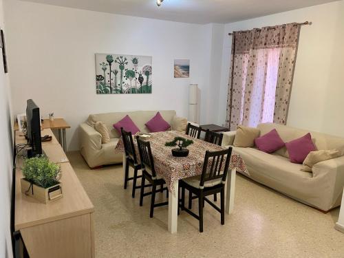 ein Wohnzimmer mit einem Tisch und einem Sofa in der Unterkunft Sevilla. Gerena Casa Rural para familia o profesionales in Gerena