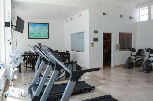 Fitness centrum a/nebo fitness zařízení v ubytování Galveston Luxury High Rise Oceanfront
