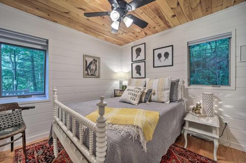 una camera con letto e soffitto in legno di Highlands Cabin on Buck Creek about 8 Mi to Town! a Highlands