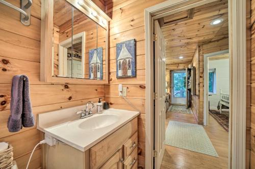 bagno con lavandino e specchio di Highlands Cabin on Buck Creek about 8 Mi to Town! a Highlands