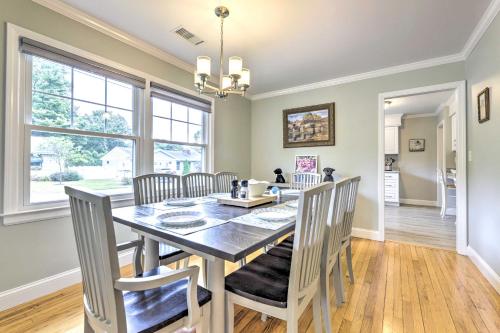 Cucina o angolo cottura di Charming Old Saybrook Cottage Less Than 1 Mi to Beach