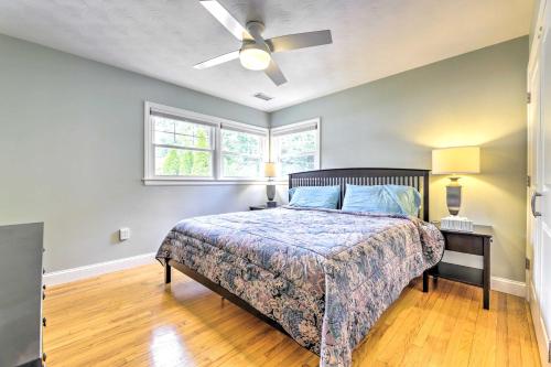 una camera da letto con un letto e un ventilatore a soffitto di Charming Old Saybrook Cottage Less Than 1 Mi to Beach a Old Saybrook
