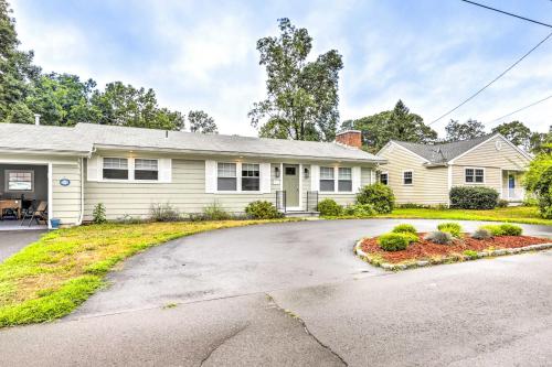 una casa con un vialetto davanti di Charming Old Saybrook Cottage Less Than 1 Mi to Beach a Old Saybrook