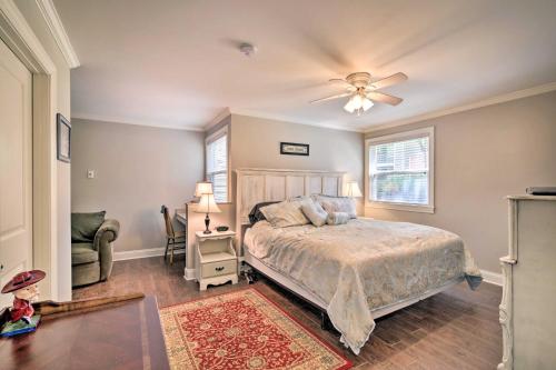 Un dormitorio con una cama y un ventilador de techo. en Oxford Condo about 1 Mi to Ole Miss and The Grove!, en Oxford