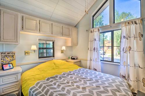 una camera da letto con un letto e una finestra di Lakefront Breckenridge Cabin 6 Mi to Ski Resort! a Breckenridge