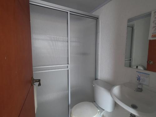uma casa de banho com um chuveiro, um WC e um lavatório. em Hotel Ibiza em Armênia