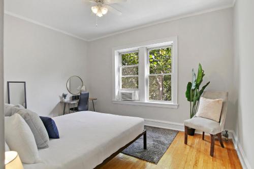 um quarto branco com uma cama e uma janela em Fresh & Homey 2BR Apartment near Dining - Fargo 3 em Chicago