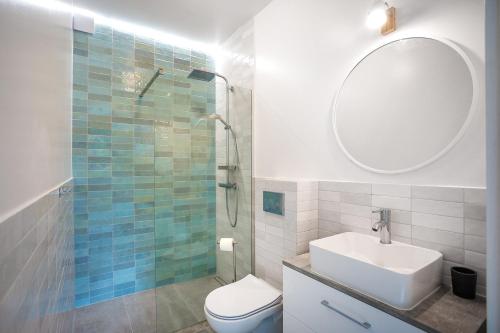 a bathroom with a toilet and a sink and a mirror at Słowińskie Tarasy in Smołdziński Las