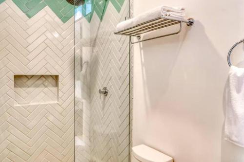 uma casa de banho com um WC e uma cabina de duche em vidro. em 301 Amena Spacious Penthouse private Pools and View em Tulum