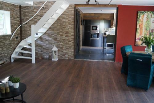 Pokój ze schodami i salonem w obiekcie B & B Meerland43 w mieście Meerland