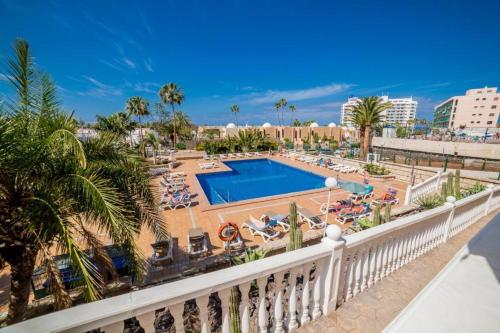 einen Balkon eines Resorts mit Pool in der Unterkunft Pretty View Borinquen Playa de las Americas in Playa Fañabe