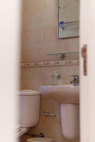y baño con aseo y lavamanos. en Luxury Villa en Ayia Napa