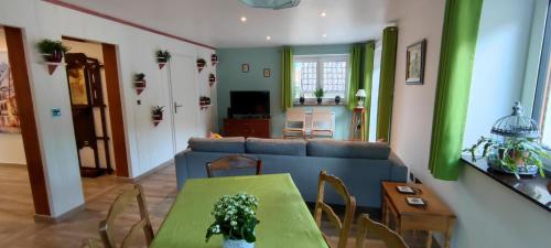un salon avec une table et un canapé dans l'établissement Le gîte de Philippe, Calme et spacieux, à Eschbach-au-Val