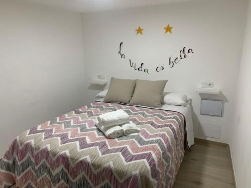 sypialnia z łóżkiem z gwiazdą na ścianie w obiekcie La Vida es Bella w mieście Setenil