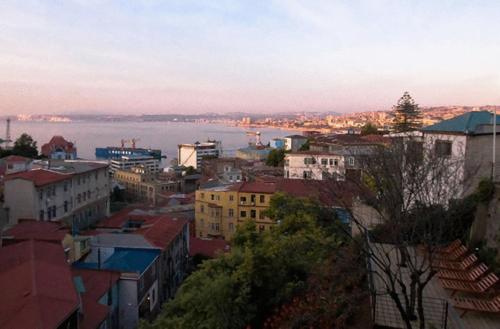 a city with a view of the water and buildings at Zerohotel in Valparaíso