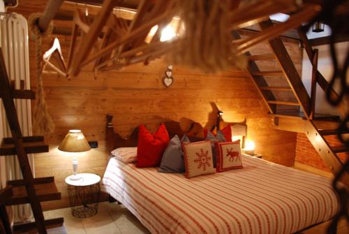 ein Schlafzimmer mit einem Bett mit roten Kissen in der Unterkunft Maisonette in Nus