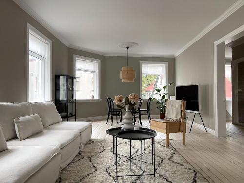 ein Wohnzimmer mit einem weißen Sofa und einem Tisch in der Unterkunft Design apartments in the heart of Reykjavik in Reykjavík