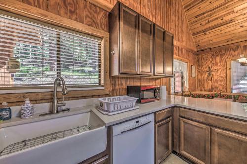 cocina con fregadero y microondas en Peaceful and Private Cloudcroft Cabin with Deck!, en Cloudcroft