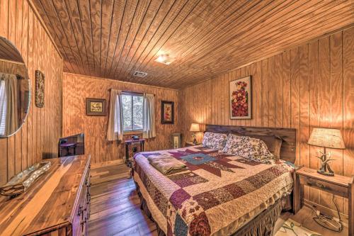 1 dormitorio con cama y techo de madera en Peaceful and Private Cloudcroft Cabin with Deck!, en Cloudcroft