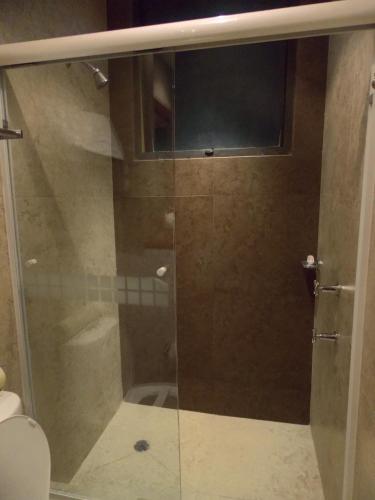 a glass shower in a bathroom with a toilet at Casa Cantarranas in Tehuacán