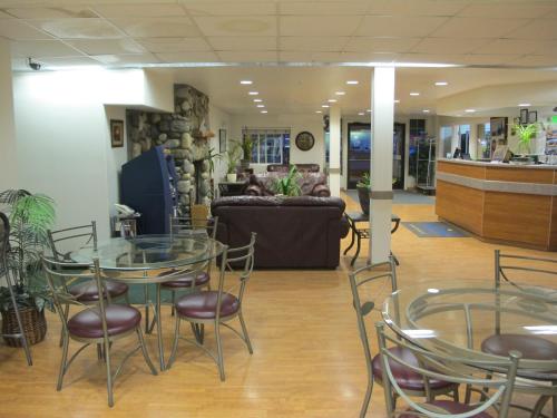 Un restaurante u otro lugar para comer en Eagle River Microtel